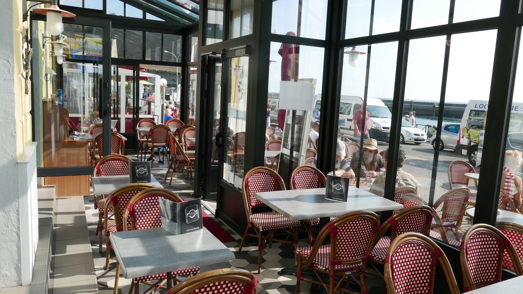 417/Photos/07_restaurant/hotel-de-bretagne-bar-restaurant-vue-port-le-palais-veranda.jpg